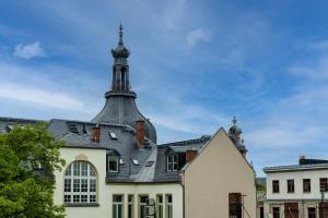 ein altes Haus mit schwarzem Dach in der Unterkunft Home by Doni I serviced apartments I ruhig I zentral nahe RMCC, Staatsheater & Landtag in Wiesbaden
