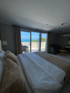 Katil atau katil-katil dalam bilik di Alarga Premier Hotel