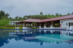 vista para a piscina num resort em Hotel Takuara em Vergara