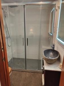 een badkamer met een douche en een wastafel bij La Ciudadela in Barcelona