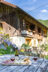 Una mesa con dos copas de vino y comida encima. en Chalet d'en Ô, en Les Clefs