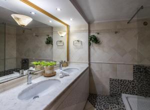 łazienka z dwiema umywalkami i dużym lustrem w obiekcie CITY CENTER VILLA HERSONISOS w mieście Hersonissos +26 zdjęć