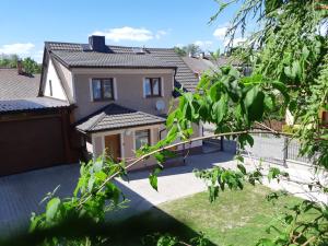 - une vue sur une maison avec une cour dans l'établissement Chalupa u Rádlů, à Domažlice