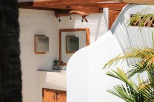 a bathroom with a sink and a mirror at Panama Beach Lodge in San Carlos