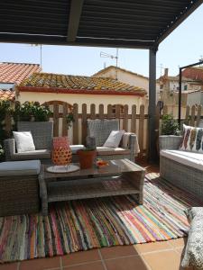 une terrasse avec des canapés et une table sur un tapis dans l'établissement La Cantonada, à Ríudecañas