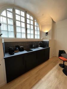 Kuchyňa alebo kuchynka v ubytovaní Lucas II Appartement 35 m2 Hôtel Particulier XVII ieme siècle Centre Historique Clermont-Ferrand cathédrale