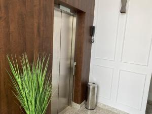 uma porta de correr num quarto com uma planta em Miami Hotel by H Hotéis - Business em Taguatinga