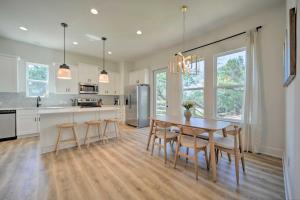 Η κουζίνα ή μικρή κουζίνα στο Canyon Lake Home with Deck about 1 Mi to Comal Park