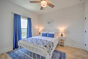 Ένα ή περισσότερα κρεβάτια σε δωμάτιο στο Canyon Lake Home with Deck about 1 Mi to Comal Park