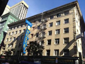 een gebouw met een hotelbord ervoor bij HI San Francisco Downtown Hostel in San Francisco