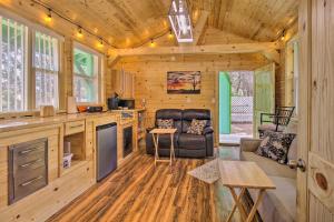 una cocina y sala de estar en una casa pequeña en Grill, Fire Pit Pet-Friendly Lakeside Cottage!, en Lake of the Woods 16 fotos más