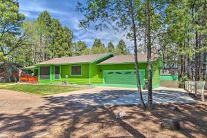 una casa verde con un árbol delante en Grill, Fire Pit Pet-Friendly Lakeside Cottage!, en Lake of the Woods