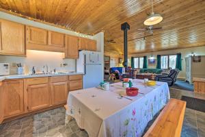 Kuchyň nebo kuchyňský kout v ubytování Cabin Getaway Surrounded by National Forest!