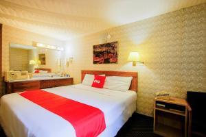 Un pat sau paturi într-o cameră la OYO Hotel Chapmanville Inn, WV - Hwy 119
