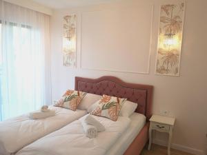 łóżko z dwiema poduszkami w pokoju w obiekcie Apartament In the Jungle Karpatia Resort w mieście Karpacz