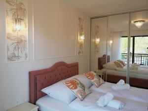 1 Schlafzimmer mit 2 Betten und einem Spiegel in der Unterkunft Apartament In the Jungle Karpatia Resort in Karpacz