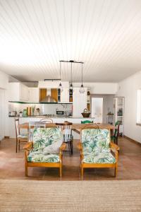 a kitchen and dining room with a table and chairs at Casa do Vagar in Vimieiro