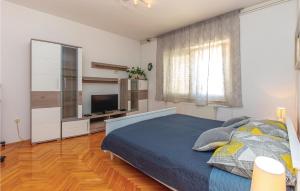 Kama o mga kama sa kuwarto sa Lovely Apartment In Jadranovo With Wifi