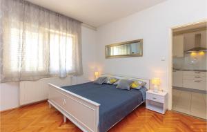 Postel nebo postele na pokoji v ubytování Nice Apartment In Jadranovo