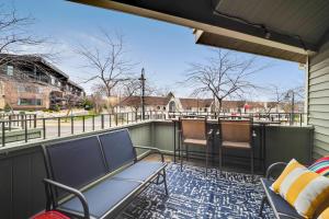 einen Balkon mit Stühlen und Straßenblick in der Unterkunft 207 Pointes North Inn in Charlevoix