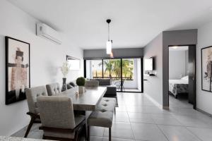Departamento Joya ideal para tus vacaciones ! في مازاتلان: غرفة معيشة مع طاولة وكراسي وغرفة نوم