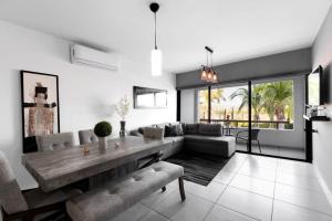 Departamento Joya ideal para tus vacaciones ! في مازاتلان: غرفة معيشة مع طاولة خشبية وأريكة