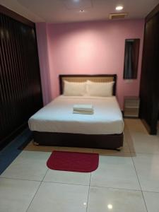 Postel nebo postele na pokoji v ubytování Hotel Sri Sutra PJ 222