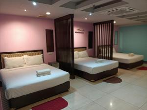 Postel nebo postele na pokoji v ubytování Hotel Sri Sutra PJ 222