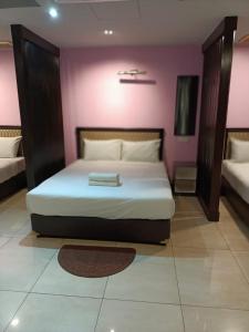 Postel nebo postele na pokoji v ubytování Hotel Sri Sutra PJ 222