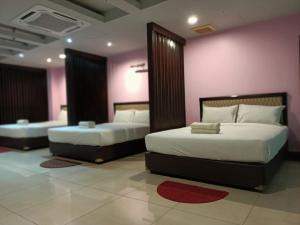 Postel nebo postele na pokoji v ubytování Hotel Sri Sutra PJ 222