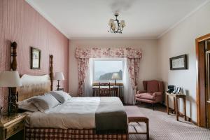 聖卡洛斯－德巴里洛切的住宿－Llao Llao Resort, Golf-Spa，一间卧室设有一张大床和一个窗户。