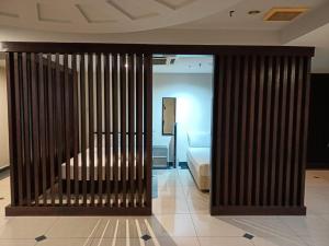 Postel nebo postele na pokoji v ubytování Hotel Sri Sutra PJ 222