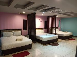 Postel nebo postele na pokoji v ubytování Hotel Sri Sutra PJ 222