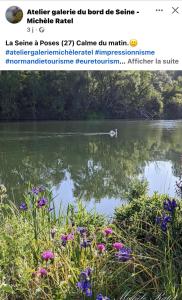 a post with a picture of a duck in the water at La maison des pêcheurs in Saint-Pierre-du-Vauvray