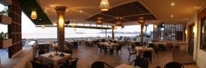 - un restaurant avec des tables et des chaises et une vue sur l'océan dans l'établissement Hotel Marbella, à Manzanillo