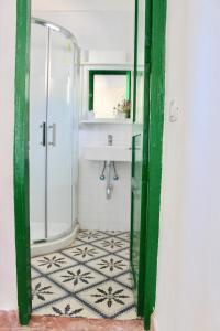 y baño con ducha y lavamanos. en Casa-Finca El Maipéz de Tejeda, en Las Palmas de Gran Canaria