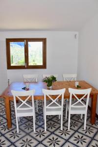 a dining room with a wooden table and four chairs at Casa-Finca El Maipéz de Tejeda in Las Palmas de Gran Canaria