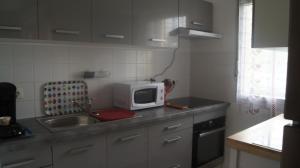 Kuchyňa alebo kuchynka v ubytovaní appartement T2 résidence odyssée st Valéry en caux