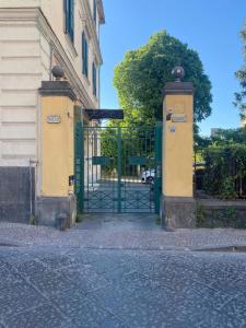 een ingang naar een gebouw met een groene poort bij Villa Sorge Apartments in San Giorgio a Cremano