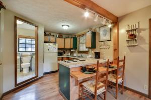 eine Küche und ein Esszimmer mit Tisch und Stühlen in der Unterkunft Sweetpeas in Pigeon Forge