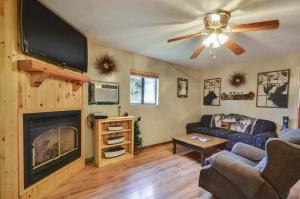 ein Wohnzimmer mit Sofa und Kamin in der Unterkunft Sweetpeas in Pigeon Forge + 5 Fotos