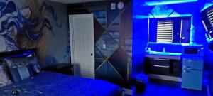 Americas Best Value Inn Providence-North Scituate في North Scituate: غرفة نوم مع غرفة زرقاء مع سرير ومرآة