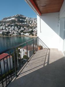 einen Balkon eines Hauses mit Blick auf das Wasser in der Unterkunft Apartamento con vista impresionante a la bahía de Roses-189 in Roses