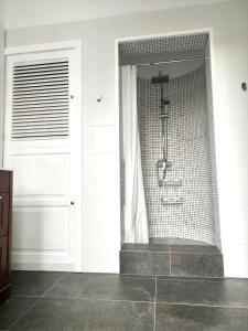 A bathroom at Villa Mare Bella Chao sea view private heated solar pool AC