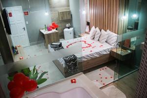 1 dormitorio con 1 cama y bañera en una habitación en Vênus Inn Motel, en Poá
