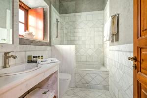 Ein Badezimmer in der Unterkunft Mare Monte Luxury Suites