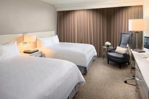 Een bed of bedden in een kamer bij Fontainebleau Miami Beach