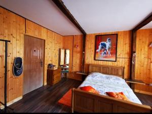 1 dormitorio con 1 cama y una foto de un caballo en Casa de Oaspeti Dunarea la Cazane, en Dubova