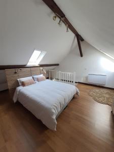 1 dormitorio con 1 cama blanca grande y ventana en Duplex cosy à quelques minutes à pied de la mer., en Mers-les-Bains