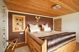 Postel nebo postele na pokoji v ubytování Elchegg - Chalet & Panorama-Loft